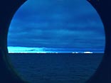 Первые айсберги на пути к Антарктиде попадаются ещё в умеренных широтах(условные ''ревущие сороковые''). Вид в иллюминатор из каюты исследовательского траулера ''Фиолент'' (Керчь). Фото Игоря Сида.