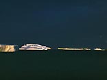 Это стадо айбергов в Море Космонавтов фосфоресцировало под воздействием слабых лучей Солнца, месяц назад скрывшегося за горизонтом. Фото Игоря Сида.